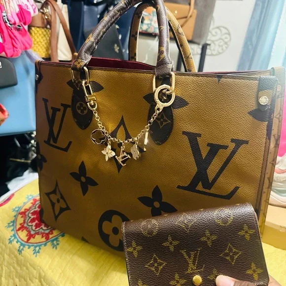 Authentic Louis Vuitton Monogram Canvas Wallet in Brown - Picture 3 of 5